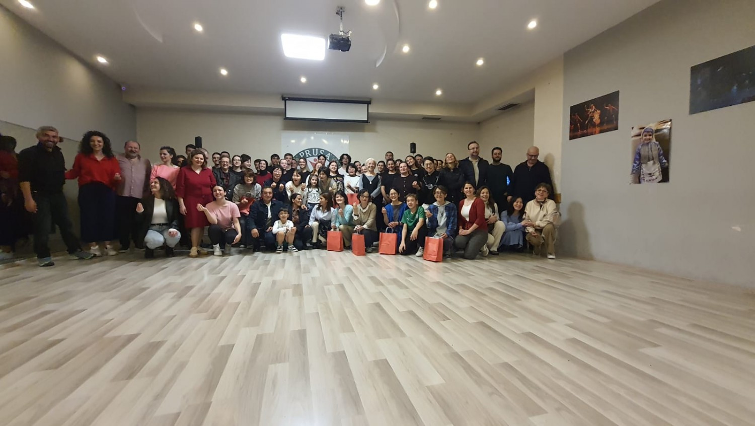 Japon misafirlerimiz Geleneksel Türk danslarını izleyip, kendileride yapmaya çalıştılar